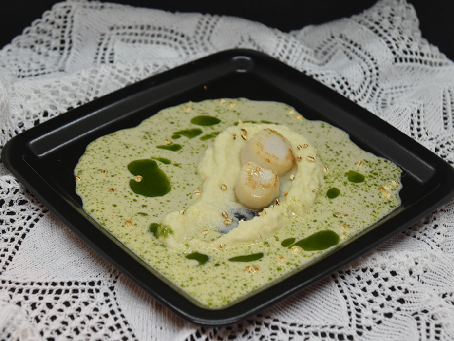 Kamskjell med fennikelpuré, byggryn og marmorert hvitvins saus Ingredienser: 4 Kamskjell 1 ss Olje (soya) Salt, pepper 1 ss Dill Dillolje: 1 ½ - 2 Dill (krukker) 2 dl Olje (soya) Salt Marmorert hvitvinsaus: 1 Sjalottløk 2 ½ dl Hvitvin 2 ½ dl Fiskekraft 1 dl Kremfløte 3 ss Smør 1 Laurbærblad Salt Fennikel/sellerirot puré 2 Fennikel 150 g Sellerirot 2 ss Smør Salt, hvit pepper Stekt byggryn: 3 ss Byggryn (hele) 1 ss Olje (Soya) Salt https://heidisboble.no/ @heidisboble