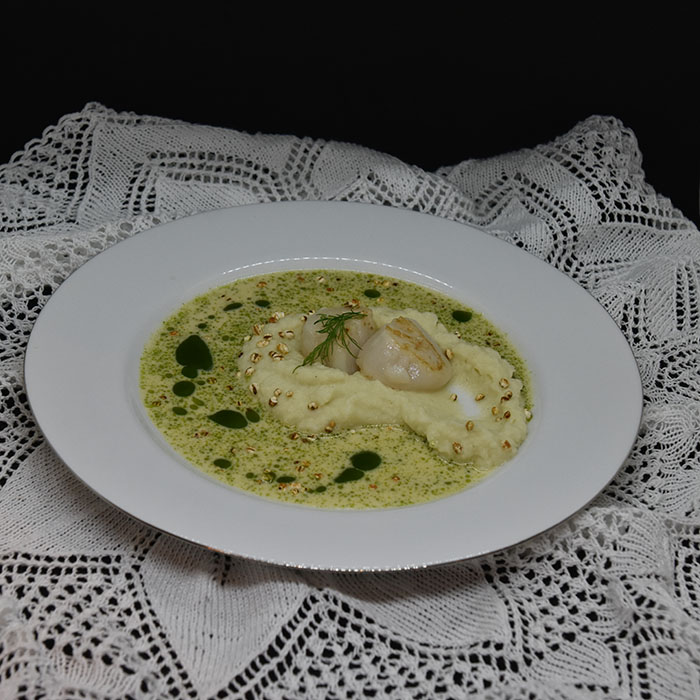 Kamskjell med fennikelpuré, byggryn og marmorert hvitvins saus Ingredienser: 4 Kamskjell 1 ss Olje (soya) Salt, pepper 1 ss Dill Dillolje: 1 ½ - 2 Dill (krukker) 2 dl Olje (soya) Salt Marmorert hvitvinsaus: 1 Sjalottløk 2 ½ dl Hvitvin 2 ½ dl Fiskekraft 1 dl Kremfløte 3 ss Smør 1 Laurbærblad Salt Fennikel/sellerirot puré 2 Fennikel 150 g Sellerirot 2 ss Smør Salt, hvit pepper Stekt byggryn: 3 ss Byggryn (hele) 1 ss Olje (Soya) Salt https://heidisboble.no/ @heidisboble