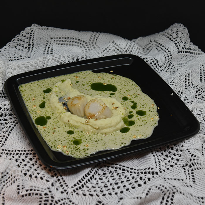 Kamskjell med fennikelpuré, byggryn og marmorert hvitvins saus Ingredienser: 4 Kamskjell 1 ss Olje (soya) Salt, pepper 1 ss Dill Dillolje: 1 ½ - 2 Dill (krukker) 2 dl Olje (soya) Salt Marmorert hvitvinsaus: 1 Sjalottløk 2 ½ dl Hvitvin 2 ½ dl Fiskekraft 1 dl Kremfløte 3 ss Smør 1 Laurbærblad Salt Fennikel/sellerirot puré 2 Fennikel 150 g Sellerirot 2 ss Smør Salt, hvit pepper Stekt byggryn: 3 ss Byggryn (hele) 1 ss Olje (Soya) Salt https://heidisboble.no/ @heidisboble