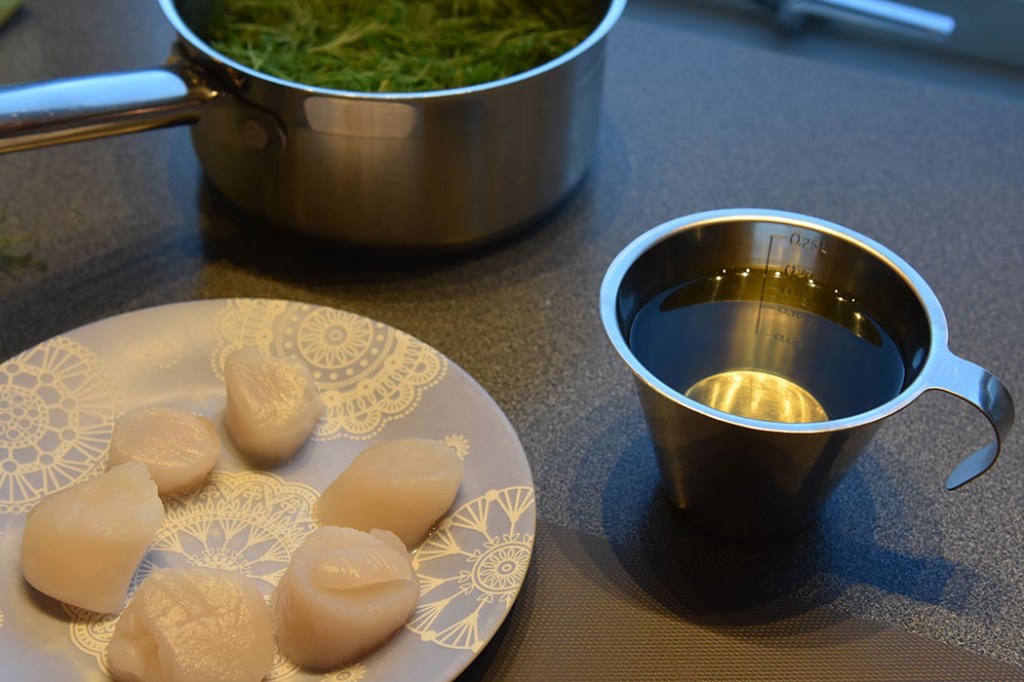 Kamskjell med fennikelpuré, byggryn og marmorert hvitvins saus Ingredienser: 4 Kamskjell 1 ss Olje (soya) Salt, pepper 1 ss Dill Dillolje: 1 ½ - 2 Dill (krukker) 2 dl Olje (soya) Salt Marmorert hvitvinsaus: 1 Sjalottløk 2 ½ dl Hvitvin 2 ½ dl Fiskekraft 1 dl Kremfløte 3 ss Smør 1 Laurbærblad Salt Fennikel/sellerirot puré 2 Fennikel 150 g Sellerirot 2 ss Smør Salt, hvit pepper Stekt byggryn: 3 ss Byggryn (hele) 1 ss Olje (Soya) Salt https://heidisboble.no/ @heidisboble