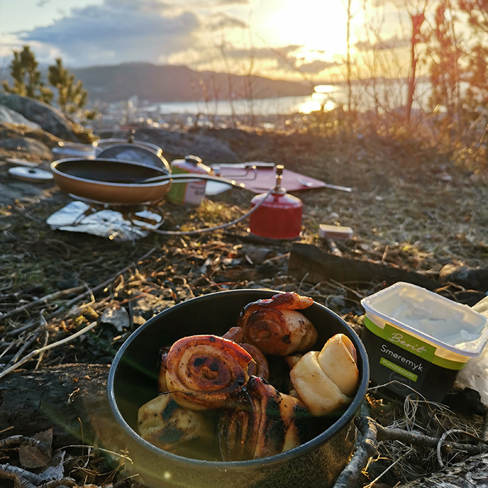 Sigrid sine primusbollar Ingredienser: 1 Pizzadeig (ferdigkjøpt eller sjølvlaga) Smør Sukker Kanel https://heidisboble.no/ @heidisboble
