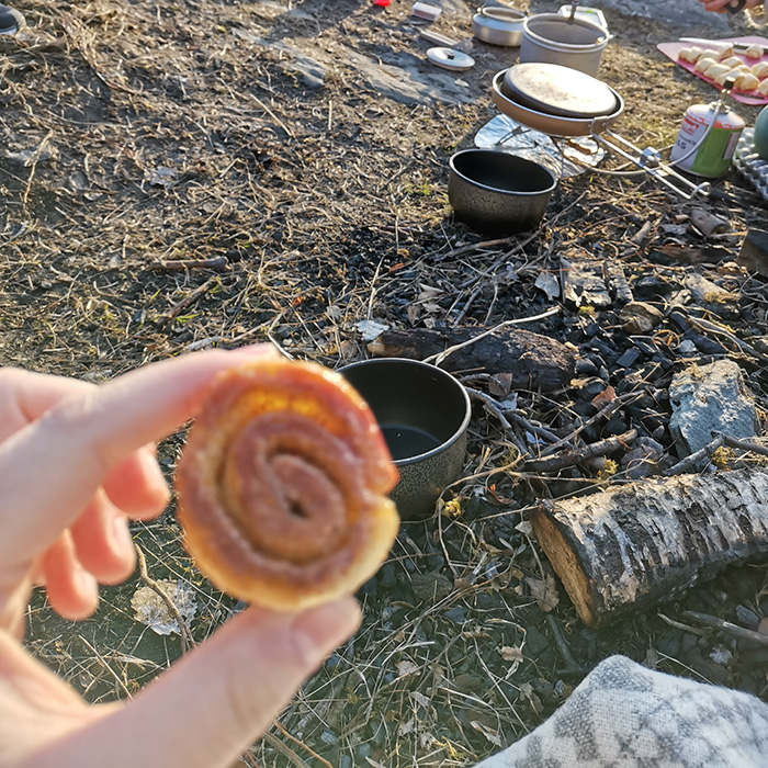 Sigrid sine primusbollar Ingredienser: 1 Pizzadeig (ferdigkjøpt eller sjølvlaga) Smør Sukker Kanel https://heidisboble.no/ @heidisboble