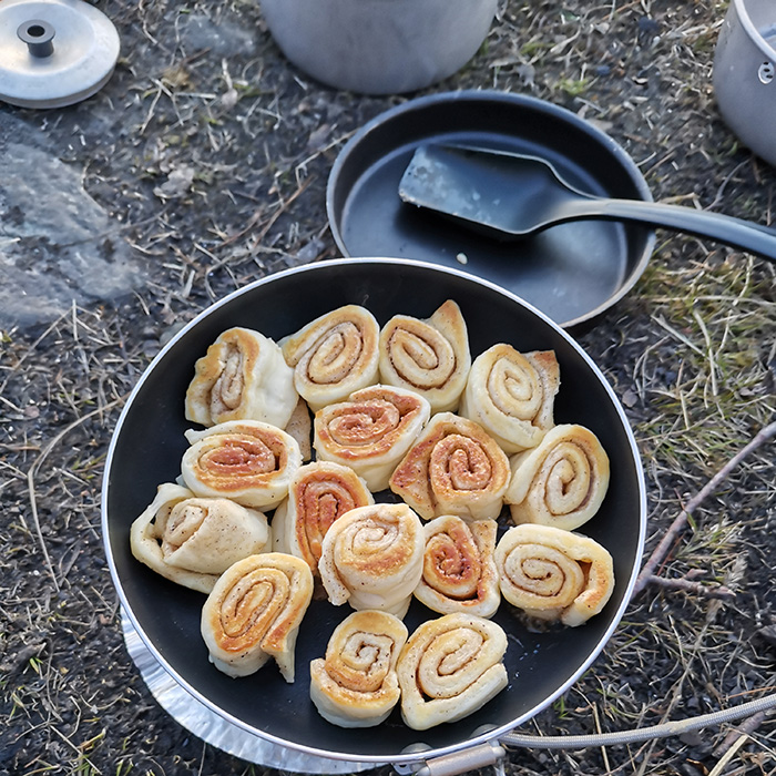 Sigrid sine primusbollar Ingredienser: 1 Pizzadeig (ferdigkjøpt eller sjølvlaga) Smør Sukker Kanel https://heidisboble.no/ @heidisboble