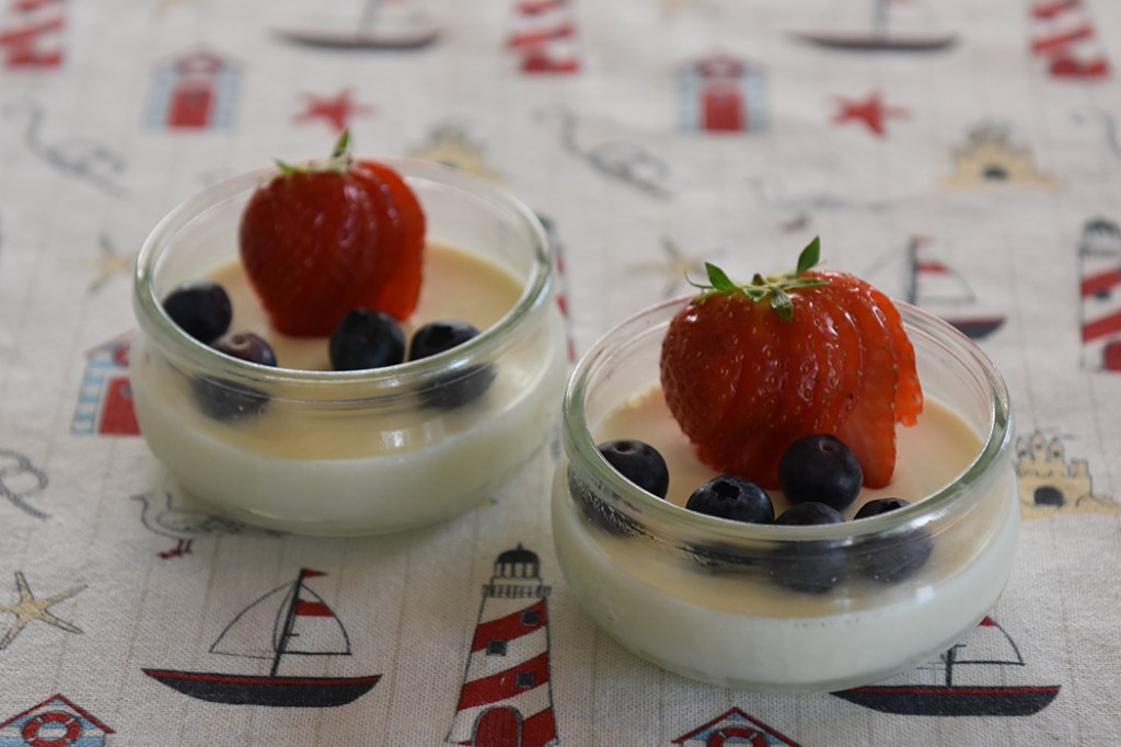 Melkepudding (panna cotta) Porsjoner Tid Vanskelighetsgrad 4 - 6 15 min + 4 timer Enkel Ingredienser: 4 ½ dl Melk ½ dl Kremfløte 2 ss Sukker 1 ts Vaniljesukker 4 blader Gelatin Tilbehør (valgfritt) Jordbær Blåbær https://heidisboble.no/ @heidisboble