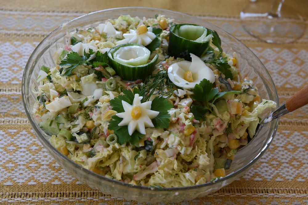 Crabstickssalat Ingredienser: 1 Kinakål 1 Agurk 1 boks Mais 1 Paprika 2 Egg (hardkokte) 1 pakke Crabsticks (tint) 1 bunt Vårløk 1 bunt Dill/persille Ingredienser dressing: 2 ss Majones https://heidisboble.no/ @heidisboble