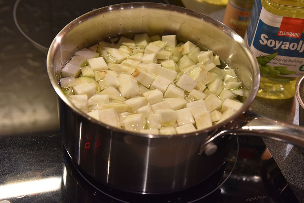 Fennikel/sellerirot puré: Ingredienser: 2 Fennikel 150 g Sellerirot 2 ss Smør Salt, hvit pepper https://heidisboble.no/ @heidisboble
