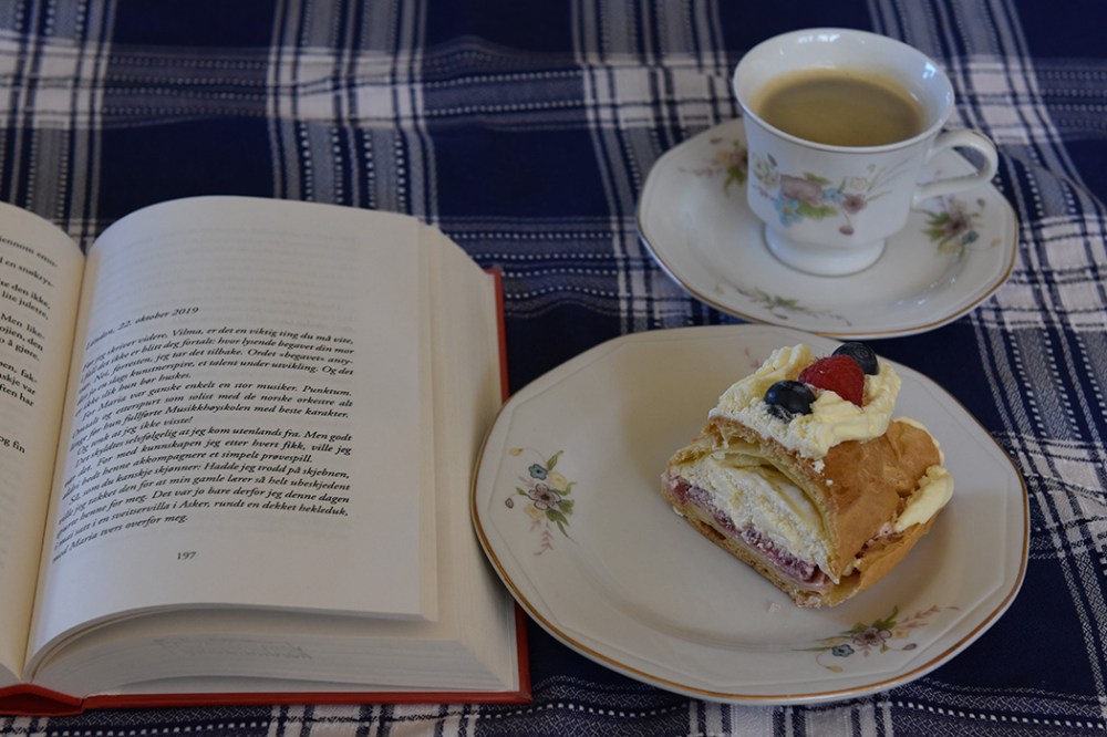 Skretting, Gudrun (2020) «Tre menn til Vilma». Aschehoug OG Vannbakkelse Ingredienser 4 1/2 ss Smør 3 dl Vann 3 dl Hvetemel 4-5 Egg (store) Valgfritt:) Krem og syltetøy https://heidisboble.no/ @heidisboble