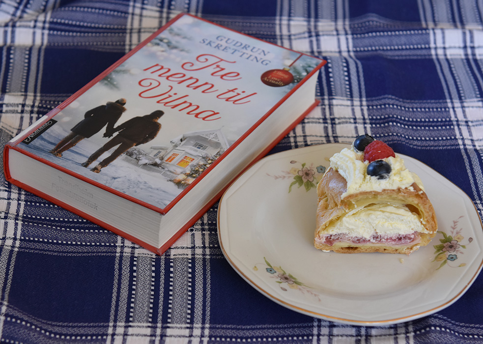 Skretting, Gudrun (2020) «Tre menn til Vilma». Aschehoug OG Vannbakkelse Ingredienser 4 1/2 ss Smør 3 dl Vann 3 dl Hvetemel 4-5 Egg (store) Valgfritt:) Krem og syltetøy https://heidisboble.no/ @heidisboble