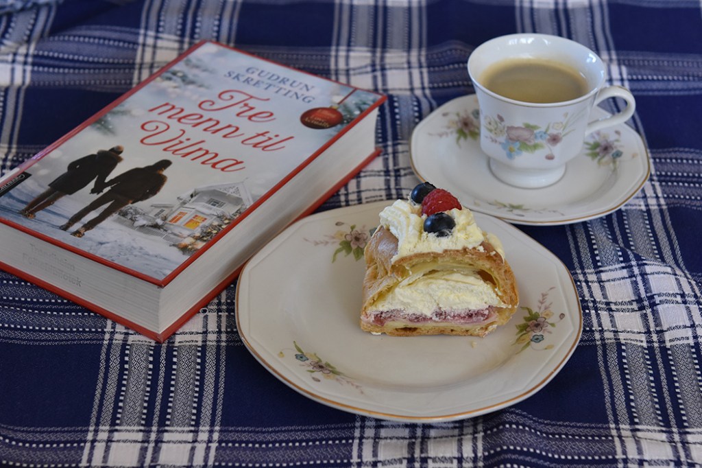 Skretting, Gudrun (2020) «Tre menn til Vilma». Aschehoug OG Vannbakkelse Ingredienser 4 1/2 ss Smør 3 dl Vann 3 dl Hvetemel 4-5 Egg (store) Valgfritt:) Krem og syltetøy https://heidisboble.no/ @heidisboble