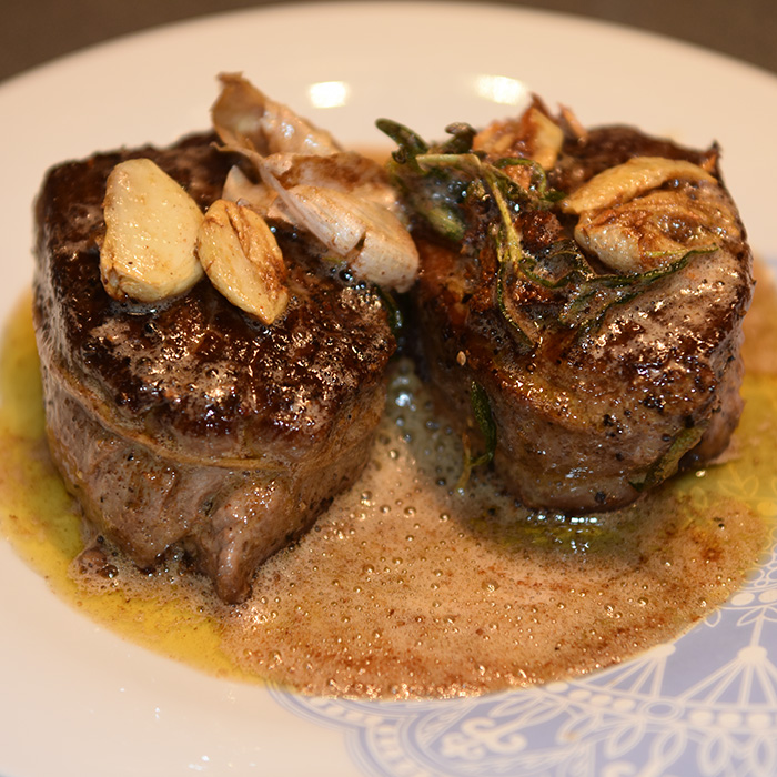 Indrefilet av storfe med selleri rotpuré, romanesco og portvin/ rødvinssaus Ingredienser: 300 g Indrefilet av storfe 4 fedd Hvitløk (knuste) 50 g Smør 1-2 Rosmarinkvister ½ Romanesco (8 topper) 50 g Sopp (shikate) Olje (soya) Smør Salt og pepper Syltet rødløk: 2 Rødløk ½ dl Eddik (eplecider) ½ dl Vann 5 ss Sukker 1 kvist Rosmarin (fersk) Rødvinsaus: 1 Sjalottløk 2 ½ dl Rødvin 2 ½ dl Oksekraft 50 g Smør 1 ts Portvingelé Sellerirot puré: 500 g Sellerirot 5 dl Melk 1 ss Smør Salt Grønnkålchips: 2 stilker Grønnkålstilker 2 ss Olje (soya) ½ ts Salt https://heidisboble.no/ @heidisboble