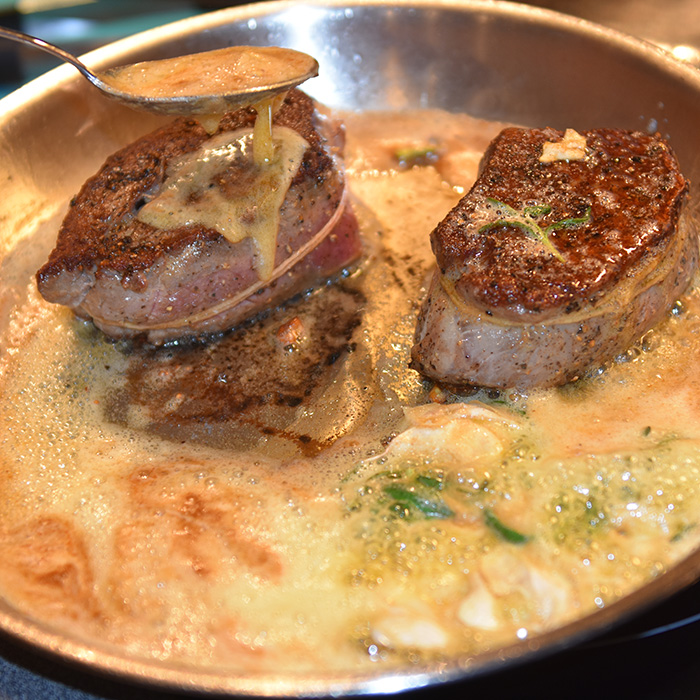 Indrefilet av storfe med selleri rotpuré, romanesco og portvin/ rødvinssaus Ingredienser: 300 g Indrefilet av storfe 4 fedd Hvitløk (knuste) 50 g Smør 1-2 Rosmarinkvister ½ Romanesco (8 topper) 50 g Sopp (shikate) Olje (soya) Smør Salt og pepper Syltet rødløk: 2 Rødløk ½ dl Eddik (eplecider) ½ dl Vann 5 ss Sukker 1 kvist Rosmarin (fersk) Rødvinsaus: 1 Sjalottløk 2 ½ dl Rødvin 2 ½ dl Oksekraft 50 g Smør 1 ts Portvingelé Sellerirot puré: 500 g Sellerirot 5 dl Melk 1 ss Smør Salt Grønnkålchips: 2 stilker Grønnkålstilker 2 ss Olje (soya) ½ ts Salt https://heidisboble.no/ @heidisboble