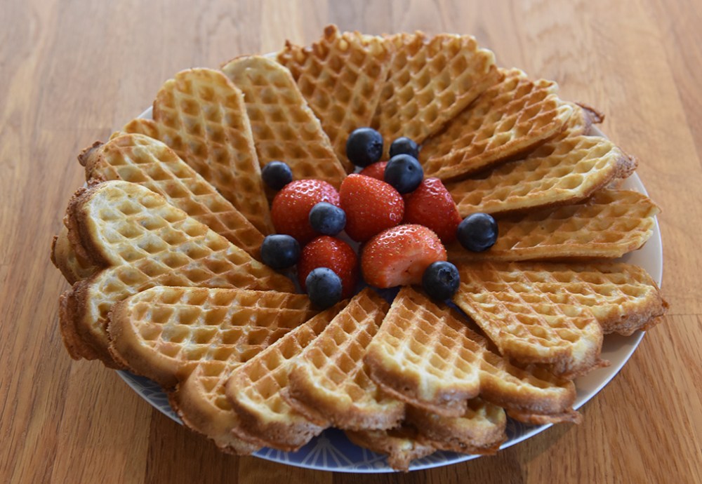 Porsjoner Tid Vanskelighetsgrad 3-5 30 min Enkel Ingredienser: 4 dl Havremelk 1 ss Eplesidereddik ¾ dl Olje (raps eller annen nøytral) 1 ½ ts Bakepulver Ca 3 dl Hvetemel (1½ dl hvete- og 1½ dl havremel) Olje til steking https://heidisboble.no/ @heidisboble