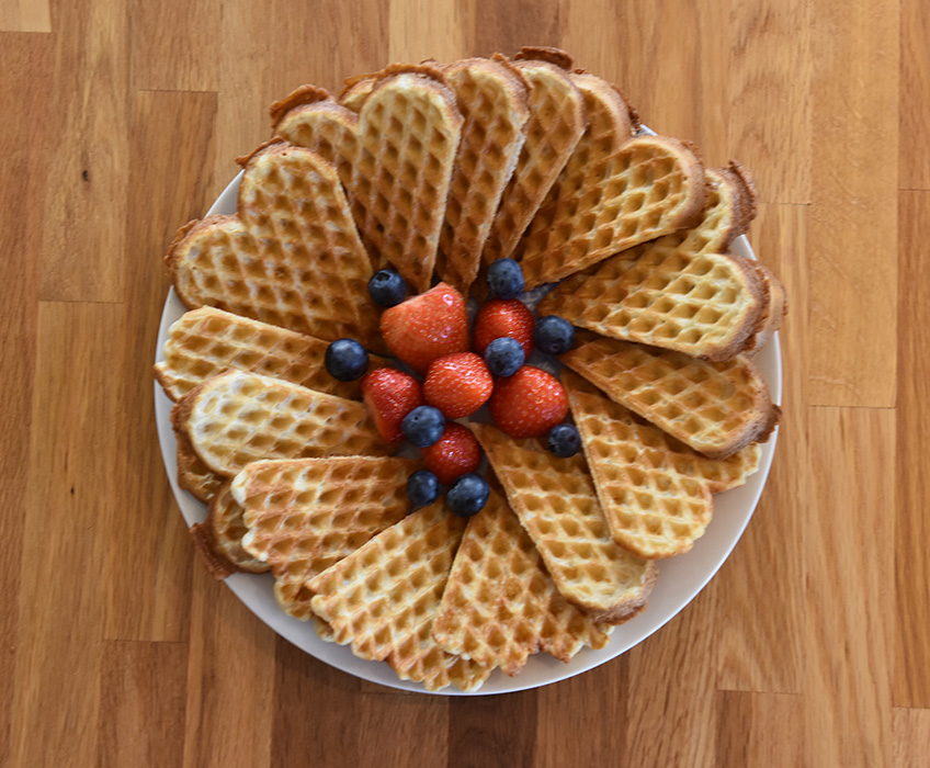 Porsjoner Tid Vanskelighetsgrad 3-5 30 min Enkel Ingredienser: 4 dl Havremelk 1 ss Eplesidereddik ¾ dl Olje (raps eller annen nøytral) 1 ½ ts Bakepulver Ca 3 dl Hvetemel (1½ dl hvete- og 1½ dl havremel) Olje til steking https://heidisboble.no/ @heidisboble