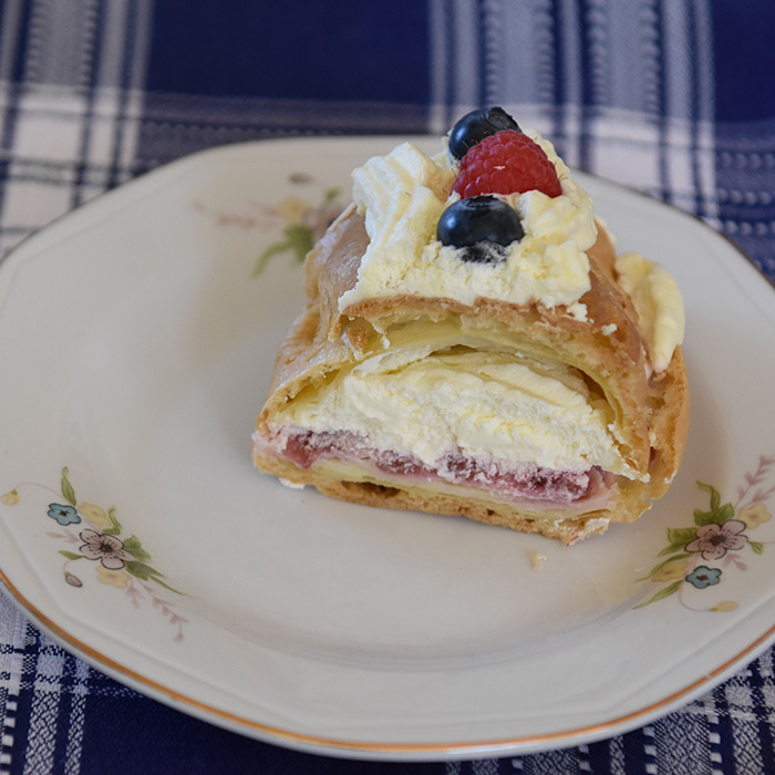 Vannbakkelse Ingredienser 4 1/2 ss Smør 3 dl Vann 3 dl Hvetemel 4-5 Egg (store) Valgfritt:) Krem og syltetøy https://heidisboble.no/ @heidisboble