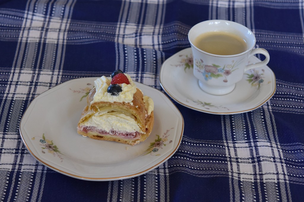 Vannbakkelse Ingredienser 4 1/2 ss Smør 3 dl Vann 3 dl Hvetemel 4-5 Egg (store) Valgfritt:) Krem og syltetøy https://heidisboble.no/ @heidisboble