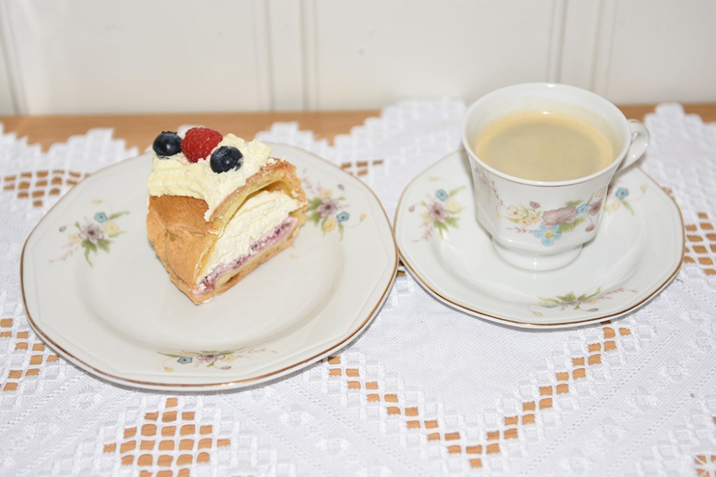 Vannbakkelse Ingredienser 4 1/2 ss Smør 3 dl Vann 3 dl Hvetemel 4-5 Egg (store) Valgfritt:) Krem og syltetøy https://heidisboble.no/ @heidisboble