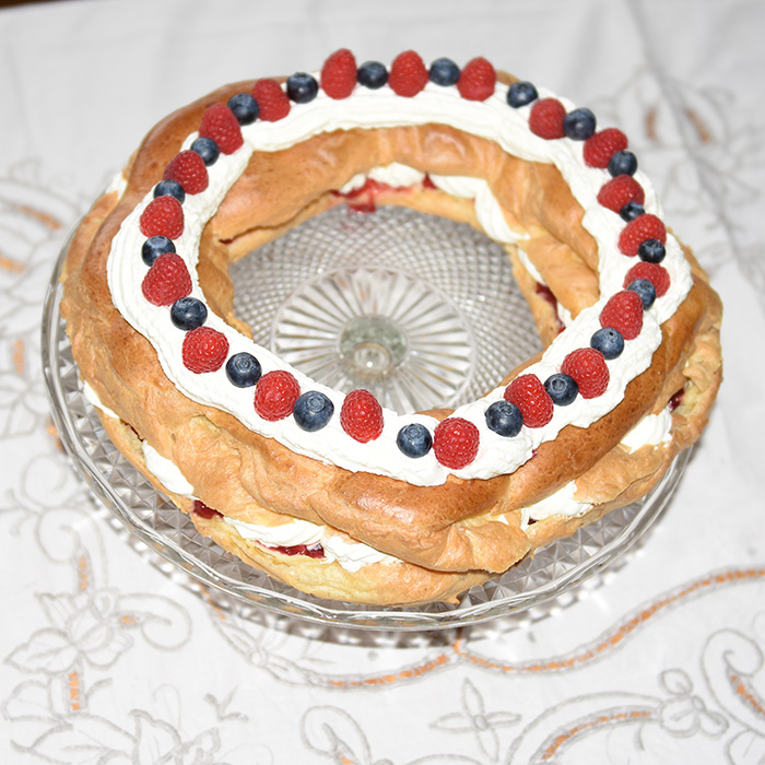 Vannbakkelse Ingredienser 4 1/2 ss Smør 3 dl Vann 3 dl Hvetemel 4-5 Egg (store) Valgfritt:) Krem og syltetøy https://heidisboble.no/ @heidisboble