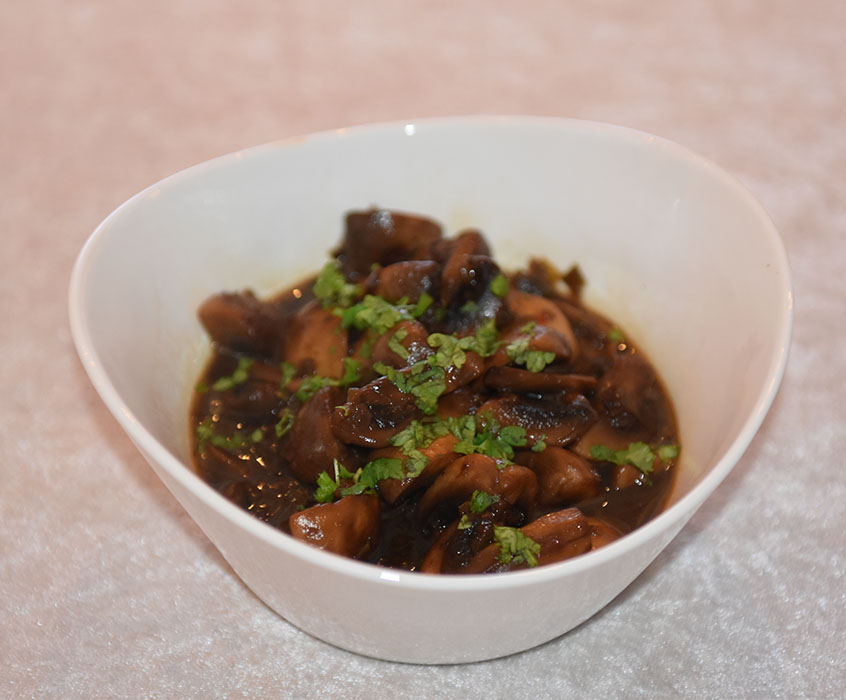 Sopp på asiatisk vis Porsjoner Tid Vanskelighetsgrad 4 15 min Enkel Ingredienser: 400 g Sopp (fersk) 1 ½ ss Sesamolje ½ ss Bønnepasta (black bean paste) 1 ss Honning 1 ss Sur-søt chilisaus 2 ss Merin 1 ss Soyasaus (valgfritt) 3 ss Koriander (hakket) https://heidisboble.no/ @heidisboble