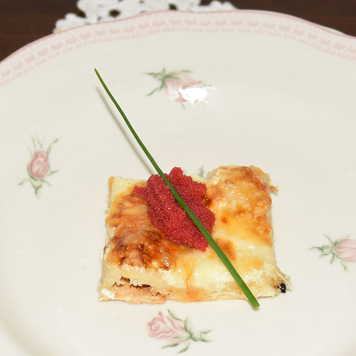 Hvit pizza med Løyrom Porsjoner Tid Vanskelighetsgrad 3 -4 90 – 120 min. Enkel Ingredienser: Pizzabaunn: 1 ss Sukker 2 ts Tørrgjær 2 dl Vann (ca 36 grader) 450 g Hvetemel ½ ts Salt 3 ss Olje (oliven) Fyll og topping 1 bx Rømme (gjerne lett) 150 g Ost (hvit, raspet) 2 bx Løyrom (svart og rød) En neve Gressløk https://heidisboble.no/ @heidisboble