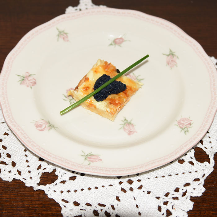 Hvit pizza med Løyrom Porsjoner Tid Vanskelighetsgrad 3 -4 90 – 120 min. Enkel Ingredienser: Pizzabaunn: 1 ss Sukker 2 ts Tørrgjær 2 dl Vann (ca 36 grader) 450 g Hvetemel ½ ts Salt 3 ss Olje (oliven) Fyll og topping 1 bx Rømme (gjerne lett) 150 g Ost (hvit, raspet) 2 bx Løyrom (svart og rød) En neve Gressløk https://heidisboble.no/ @heidisboble