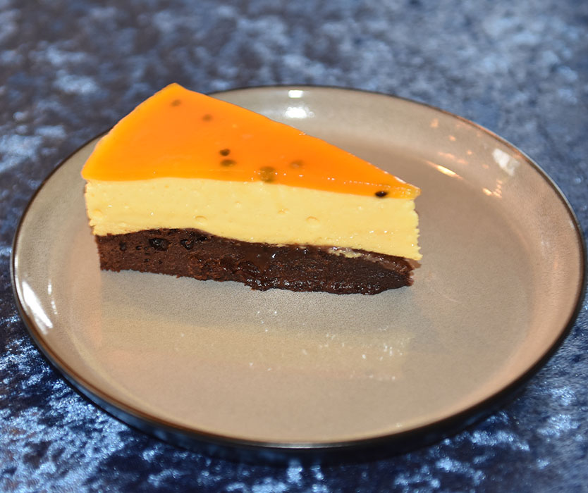 Passjonsfruktkake med sjokoladebunn Porsjoner Tid Vanskelighetsgrad 1 kake 3 timer Middels Ingredienser: Sjokoldebunnen 100 g Smør 2 ¼ dl Hvetemel 4 dl Sukker 4 ½ ss Kakaopulver 3 ts Vaniljesukker 3 Egg Pasjonsfruktmousse 175 g Pasjonsfruktsaft og pulp (1½ dl =12-15 frukter) ½ Appelsin (saften) 4 Egg (delte og romtempererte) 150 g Sukker 3 dl Kremfløte 3 blader Gelatin Pasjonsfruktgele 1 dl Pasjonsfruktsaft og pulp ½ Appelsin (saften) 1 dl Vann 4 ss Sukker 3 blader Gelatin https://heidisboble.no/ @heidisboble