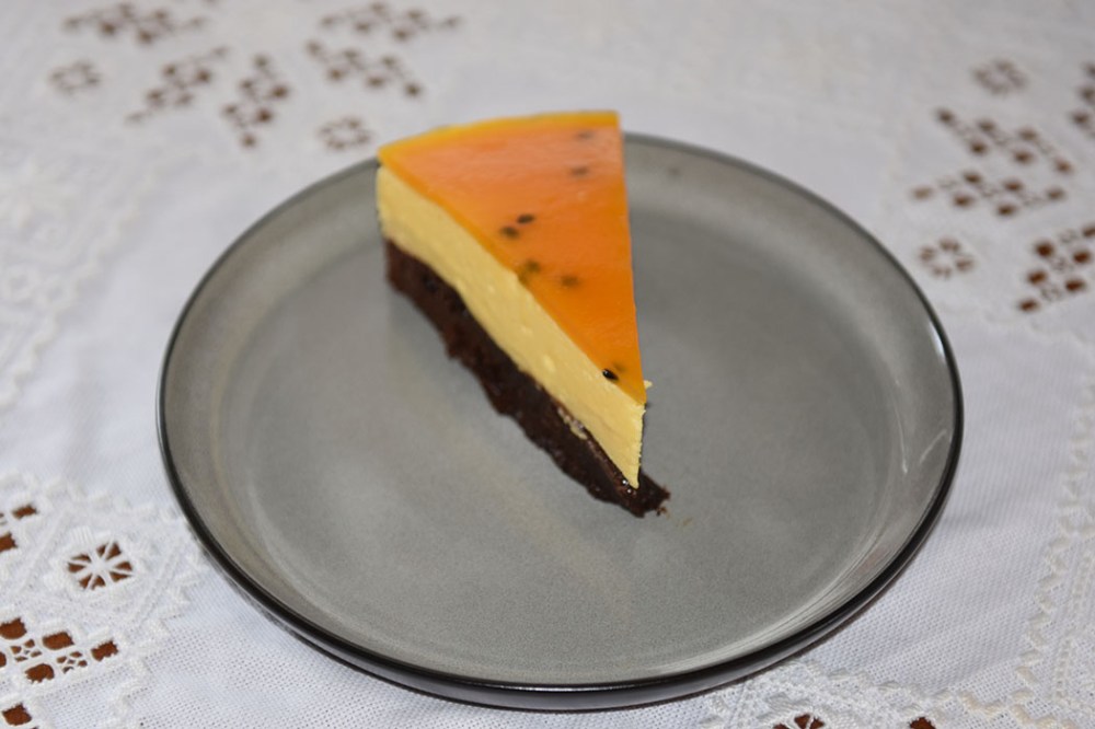 Passjonsfruktkake med sjokoladebunn Porsjoner Tid Vanskelighetsgrad 1 kake 3 timer Middels Ingredienser: Sjokoldebunnen 100 g Smør 2 ¼ dl Hvetemel 4 dl Sukker 4 ½ ss Kakaopulver 3 ts Vaniljesukker 3 Egg Pasjonsfruktmousse 175 g Pasjonsfruktsaft og pulp (1½ dl =12-15 frukter) ½ Appelsin (saften) 4 Egg (delte og romtempererte) 150 g Sukker 3 dl Kremfløte 3 blader Gelatin Pasjonsfruktgele 1 dl Pasjonsfruktsaft og pulp ½ Appelsin (saften) 1 dl Vann 4 ss Sukker 3 blader Gelatin https://heidisboble.no/ @heidisboble