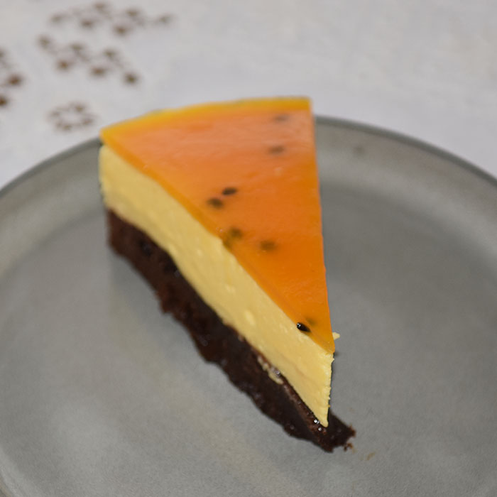 Passjonsfruktkake med sjokoladebunn Porsjoner Tid Vanskelighetsgrad 1 kake 3 timer Middels Ingredienser: Sjokoldebunnen 100 g Smør 2 ¼ dl Hvetemel 4 dl Sukker 4 ½ ss Kakaopulver 3 ts Vaniljesukker 3 Egg Pasjonsfruktmousse 175 g Pasjonsfruktsaft og pulp (1½ dl =12-15 frukter) ½ Appelsin (saften) 4 Egg (delte og romtempererte) 150 g Sukker 3 dl Kremfløte 3 blader Gelatin Pasjonsfruktgele 1 dl Pasjonsfruktsaft og pulp ½ Appelsin (saften) 1 dl Vann 4 ss Sukker 3 blader Gelatin https://heidisboble.no/ @heidisboble