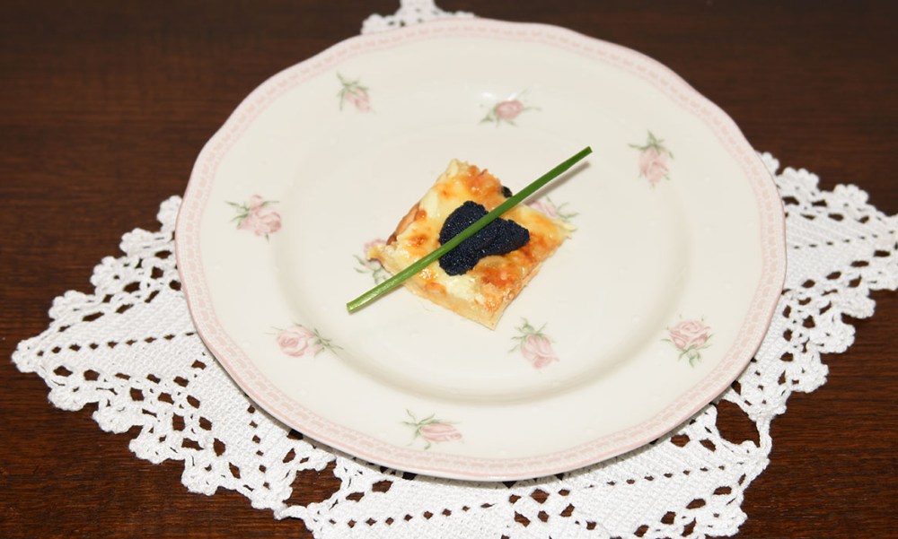 Hvit pizza med Løyrom Porsjoner Tid Vanskelighetsgrad 3 -4 90 – 120 min. Enkel Ingredienser: Pizzabaunn: 1 ss Sukker 2 ts Tørrgjær 2 dl Vann (ca 36 grader) 450 g Hvetemel ½ ts Salt 3 ss Olje (oliven) Fyll og topping 1 bx Rømme (gjerne lett) 150 g Ost (hvit, raspet) 2 bx Løyrom (svart og rød) En neve Gressløk https://heidisboble.no/ @heidisboble