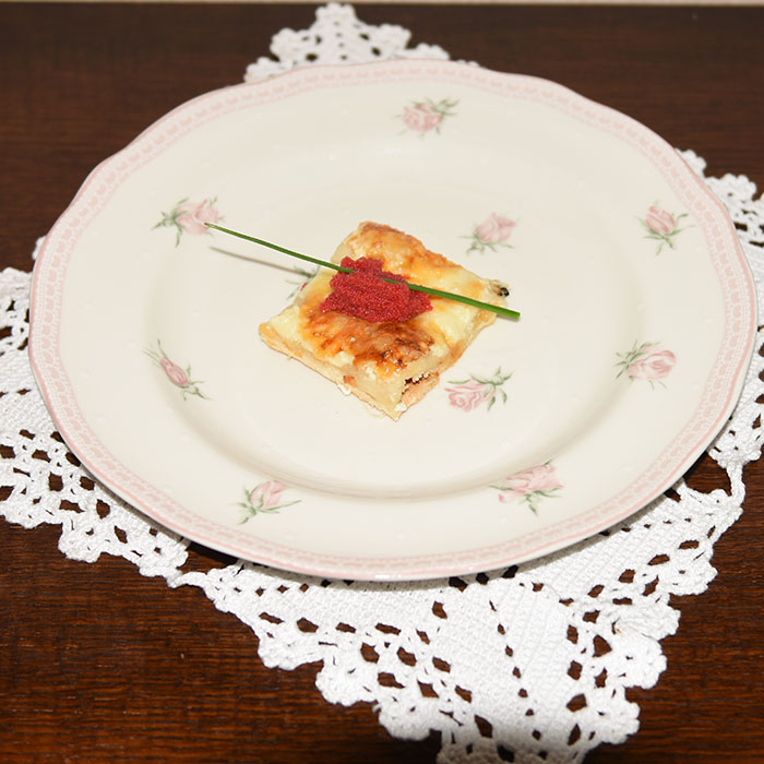 Hvit pizza med Løyrom Porsjoner Tid Vanskelighetsgrad 3 -4 90 – 120 min. Enkel Ingredienser: Pizzabaunn: 1 ss Sukker 2 ts Tørrgjær 2 dl Vann (ca 36 grader) 450 g Hvetemel ½ ts Salt 3 ss Olje (oliven) Fyll og topping 1 bx Rømme (gjerne lett) 150 g Ost (hvit, raspet) 2 bx Løyrom (svart og rød) En neve Gressløk https://heidisboble.no/ @heidisboble