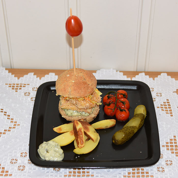 Sprø «fiskeburger» med slow og tartar saus Porsjoner Tid Vanskelighetsgrad 4 30 min. Enkel Ingredienser: ½ dl Hvetemel 1 dl Panko (brødsmuler) ½ ts Salt ¼ ts Pepper ½ ts Hvitløkspulver ½ ts Paprikapulver ¼ ts Timian ¼ ts Kajennepepper 1 Egg 400 g Torskefileter (skinn- og benfrie) 8 á 50 g eller 4 á 100 g Tilbhør 4 Burgerbrød – for oppskrift, trykk HER Remulade: 2 ½ dl Majones – for oppskrift, trykk HER 16 skiver Sylte agurker ½ ts Gressløk (tørket) ½ ts Persille (tørket) ½ ts Dill (tørket) Salt, pepper, sitron Coleslaw 4 dl Kål (strimlet) 1-2 Gulrøtter (stimlet) ½ Purre (stimlet) 3 ss Olivenolje 1 ½ ts Hvitvinseddik ½ ts Salt ½ ts Pepper ½ ts Sukker 1 klype Kajennepepper Alternativ garnityr: 4-8 blader Salat 4-8 skiver Tomat 8 skiver Agurk https://heidisboble.no/ @heidisboble