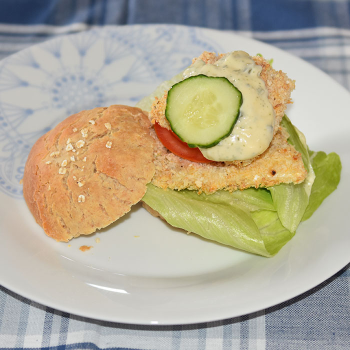 Sprø «fiskeburger» med slow og tartar saus Porsjoner Tid Vanskelighetsgrad 4 30 min. Enkel Ingredienser: ½ dl Hvetemel 1 dl Panko (brødsmuler) ½ ts Salt ¼ ts Pepper ½ ts Hvitløkspulver ½ ts Paprikapulver ¼ ts Timian ¼ ts Kajennepepper 1 Egg 400 g Torskefileter (skinn- og benfrie) 8 á 50 g eller 4 á 100 g Tilbhør 4 Burgerbrød – for oppskrift, trykk HER Remulade: 2 ½ dl Majones – for oppskrift, trykk HER 16 skiver Sylte agurker ½ ts Gressløk (tørket) ½ ts Persille (tørket) ½ ts Dill (tørket) Salt, pepper, sitron Coleslaw 4 dl Kål (strimlet) 1-2 Gulrøtter (stimlet) ½ Purre (stimlet) 3 ss Olivenolje 1 ½ ts Hvitvinseddik ½ ts Salt ½ ts Pepper ½ ts Sukker 1 klype Kajennepepper Alternativ garnityr: 4-8 blader Salat 4-8 skiver Tomat 8 skiver Agurk https://heidisboble.no/ @heidisboble