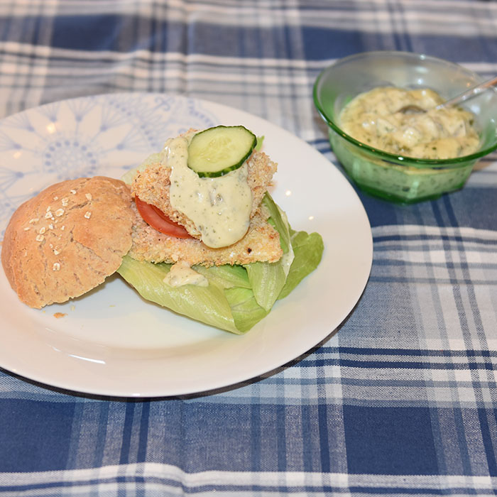 Sprø «fiskeburger» med slow og tartar saus Porsjoner Tid Vanskelighetsgrad 4 30 min. Enkel Ingredienser: ½ dl Hvetemel 1 dl Panko (brødsmuler) ½ ts Salt ¼ ts Pepper ½ ts Hvitløkspulver ½ ts Paprikapulver ¼ ts Timian ¼ ts Kajennepepper 1 Egg 400 g Torskefileter (skinn- og benfrie) 8 á 50 g eller 4 á 100 g Tilbhør 4 Burgerbrød – for oppskrift, trykk HER Remulade: 2 ½ dl Majones – for oppskrift, trykk HER 16 skiver Sylte agurker ½ ts Gressløk (tørket) ½ ts Persille (tørket) ½ ts Dill (tørket) Salt, pepper, sitron Coleslaw 4 dl Kål (strimlet) 1-2 Gulrøtter (stimlet) ½ Purre (stimlet) 3 ss Olivenolje 1 ½ ts Hvitvinseddik ½ ts Salt ½ ts Pepper ½ ts Sukker 1 klype Kajennepepper Alternativ garnityr: 4-8 blader Salat 4-8 skiver Tomat 8 skiver Agurk https://heidisboble.no/ @heidisboble