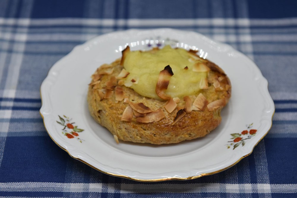 Skolebrød – fullkorn hvete og havre med kokosflak Porsjoner Tid Vanskelighetsgrad Ca. 20 3 timer Enkel Ingredienser 6 dl Melk 150 g Smør 1 pk Gjær 750 g Fullkorn Hvetemel 250 g Havremel 1 – 1½ dl Sukker 1 Egg Kokosflak Vaniljekrem (lettere): 6 dl Melk (lett eller skummet) 2 Egg 50 g Maizenna 2 ss Vaniljesukker 1 ss Sukker (eller Sukrin) https://heidisboble.no/ @heidisboble