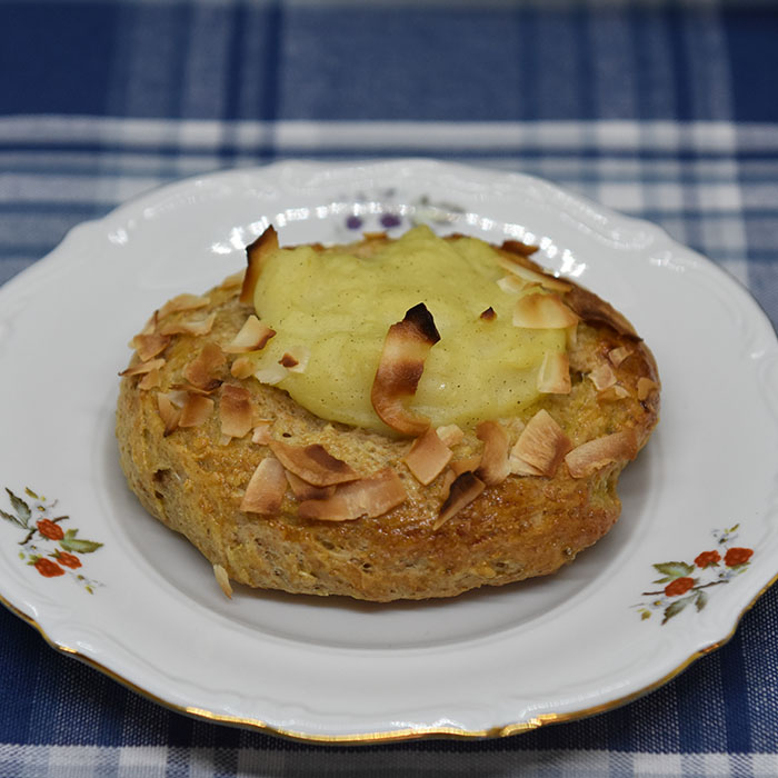 Skolebrød – fullkorn hvete og havre med kokosflak Porsjoner Tid Vanskelighetsgrad Ca. 20 3 timer Enkel Ingredienser 6 dl Melk 150 g Smør 1 pk Gjær 750 g Fullkorn Hvetemel 250 g Havremel 1 – 1½ dl Sukker 1 Egg Kokosflak Vaniljekrem (lettere): 6 dl Melk (lett eller skummet) 2 Egg 50 g Maizenna 2 ss Vaniljesukker 1 ss Sukker (eller Sukrin) https://heidisboble.no/ @heidisboble