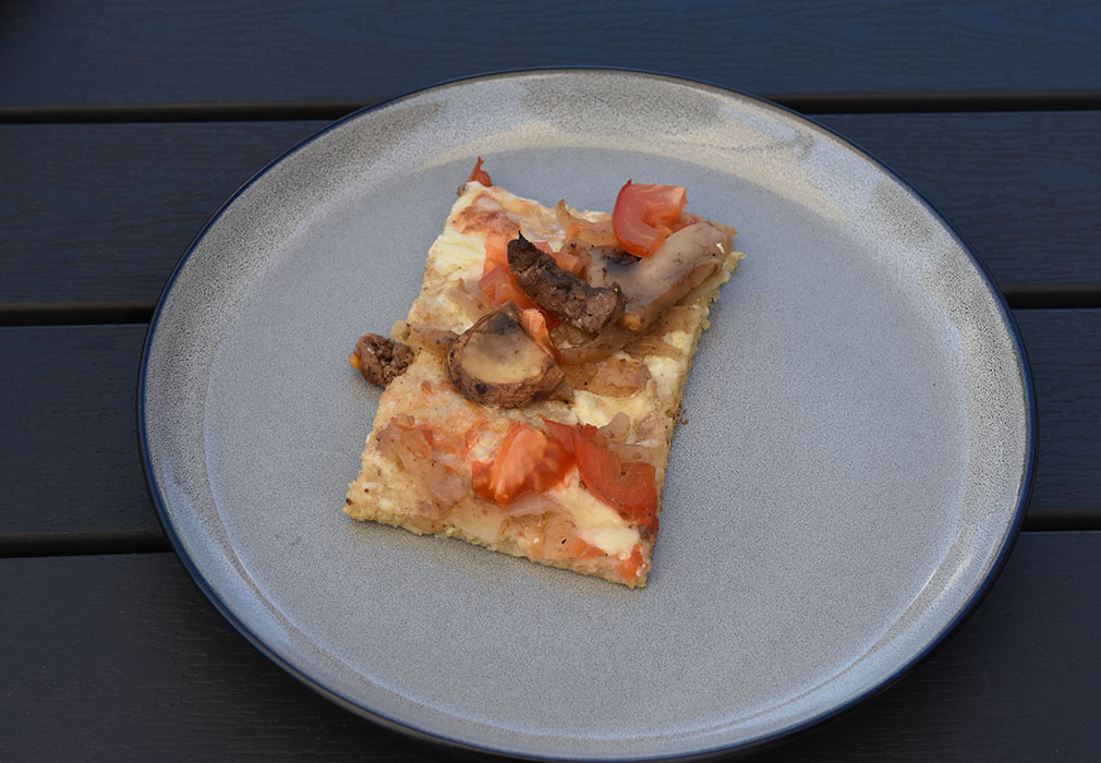 Havrepizza Porsjoner Tid Vanskelighetsgrad 3-4 30 min Enkel Ingredienser: Bunn: 300 g Havregryn 2 Egg 4 ss Rømme (gjerne lett) ½ ts Salt 2-3 dl Vann Fyll 1 dl Rømme (gjerne lett) 100 g Ost (raspet) 2 Tomater 1 Løk ½ Paprika 2 Sjampingjonger 100 g Biff strimler (valgfritt) https://heidisboble.no/ @heidisboble