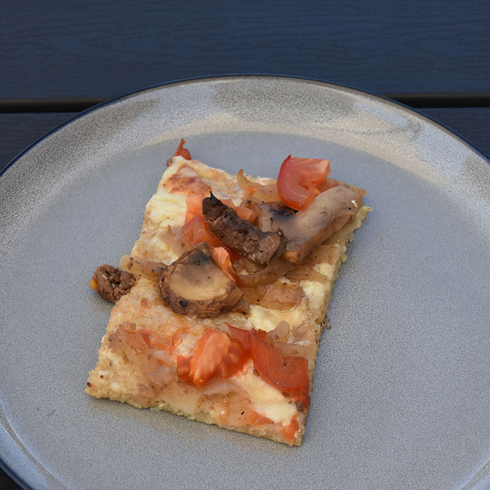 Havrepizza Porsjoner Tid Vanskelighetsgrad 3-4 30 min Enkel Ingredienser: Bunn: 300 g Havregryn 2 Egg 4 ss Rømme (gjerne lett) ½ ts Salt 2-3 dl Vann Fyll 1 dl Rømme (gjerne lett) 100 g Ost (raspet) 2 Tomater 1 Løk ½ Paprika 2 Sjampingjonger 100 g Biff strimler (valgfritt) https://heidisboble.no/ @heidisboble