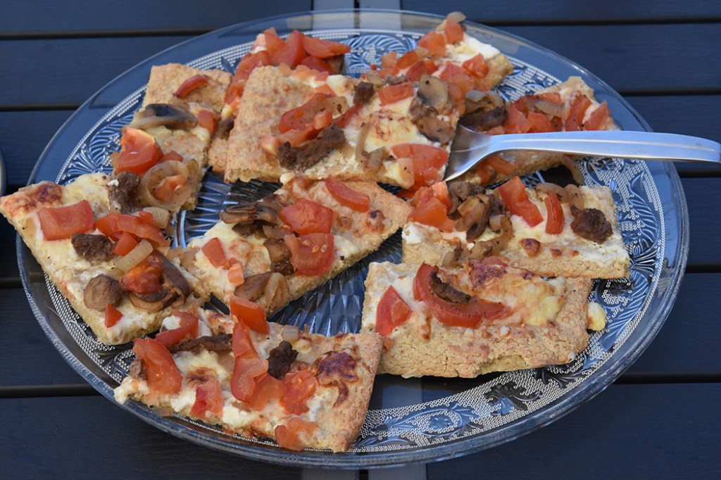 Havrepizza Porsjoner Tid Vanskelighetsgrad 3-4 30 min Enkel Ingredienser: Bunn: 300 g Havregryn 2 Egg 4 ss Rømme (gjerne lett) ½ ts Salt 2-3 dl Vann Fyll 1 dl Rømme (gjerne lett) 100 g Ost (raspet) 2 Tomater 1 Løk ½ Paprika 2 Sjampingjonger 100 g Biff strimler (valgfritt) https://heidisboble.no/ @heidisboble