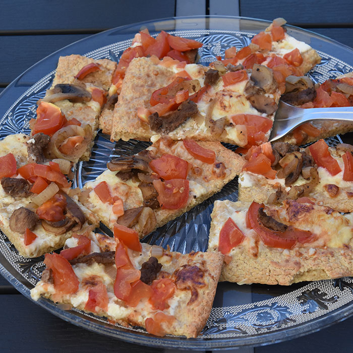 Havrepizza Porsjoner Tid Vanskelighetsgrad 3-4 30 min Enkel Ingredienser: Bunn: 300 g Havregryn 2 Egg 4 ss Rømme (gjerne lett) ½ ts Salt 2-3 dl Vann Fyll 1 dl Rømme (gjerne lett) 100 g Ost (raspet) 2 Tomater 1 Løk ½ Paprika 2 Sjampingjonger 100 g Biff strimler (valgfritt) https://heidisboble.no/ @heidisboble