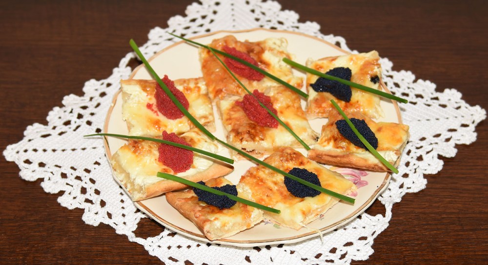 Hvit pizza med Løyrom Porsjoner Tid Vanskelighetsgrad 3 -4 90 – 120 min. Enkel Ingredienser: Pizzabaunn: 1 ss Sukker 2 ts Tørrgjær 2 dl Vann (ca 36 grader) 450 g Hvetemel ½ ts Salt 3 ss Olje (oliven) Fyll og topping 1 bx Rømme (gjerne lett) 150 g Ost (hvit, raspet) 2 bx Løyrom (svart og rød) En neve Gressløk https://heidisboble.no/ @heidisboble