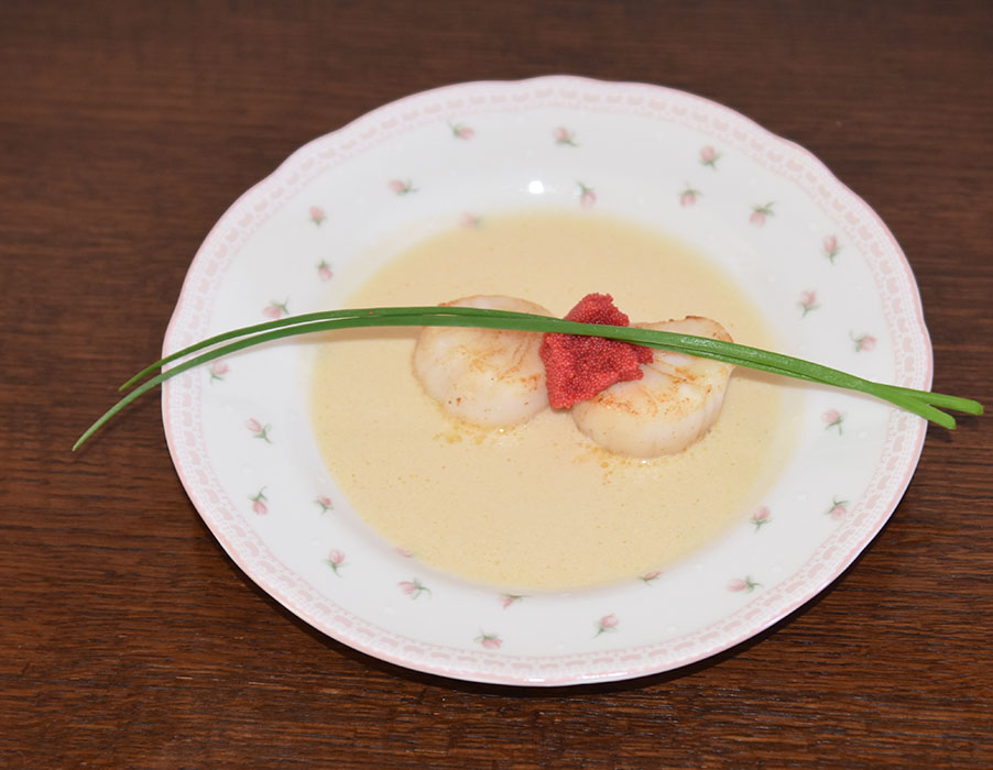 Kamskjell med hvitvinssaus og Løyrom (ørretrogn) Porsjoner Tid Vanskelighetsgrad 4 20 min. Enkel Ingredienser: 8 Kamskjell ½ boks Ørretrogn Gressløk Hvitvinssaus: 1 Sjalottløk 2 ½ dl Hvitvin 2 ½ dl Fiskekraft 1 dl Kremfløte 3 ss Smør 1 Laurbærblad Salt https://heidisboble.no/ @heidisboble