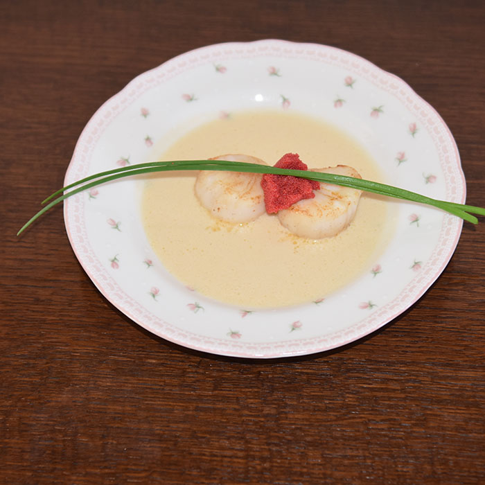 Kamskjell med hvitvinssaus og Løyrom (ørretrogn) Porsjoner Tid Vanskelighetsgrad 4 20 min. Enkel Ingredienser: 8 Kamskjell ½ boks Ørretrogn Gressløk Hvitvinssaus: 1 Sjalottløk 2 ½ dl Hvitvin 2 ½ dl Fiskekraft 1 dl Kremfløte 3 ss Smør 1 Laurbærblad Salt https://heidisboble.no/ @heidisboble