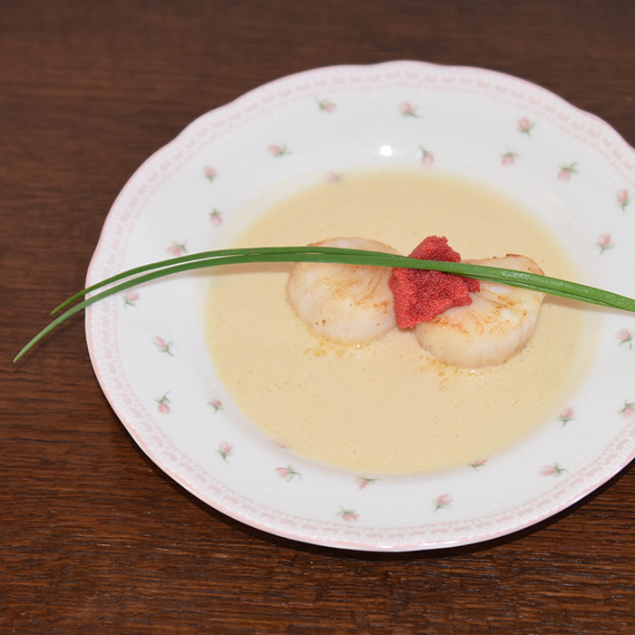 Kamskjell med hvitvinssaus og Løyrom (ørretrogn) Porsjoner Tid Vanskelighetsgrad 4 20 min. Enkel Ingredienser: 8 Kamskjell ½ boks Ørretrogn Gressløk Hvitvinssaus: 1 Sjalottløk 2 ½ dl Hvitvin 2 ½ dl Fiskekraft 1 dl Kremfløte 3 ss Smør 1 Laurbærblad Salt https://heidisboble.no/ @heidisboble