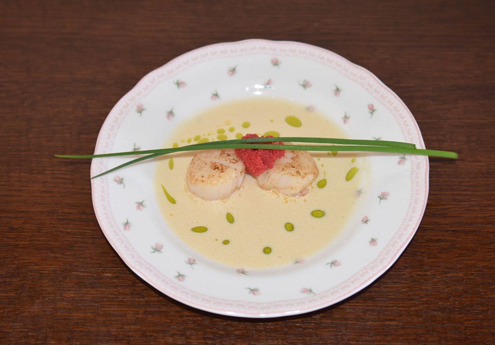 Kamskjell med hvitvinssaus og Løyrom (ørretrogn) Porsjoner Tid Vanskelighetsgrad 4 20 min. Enkel Ingredienser: 8 Kamskjell ½ boks Ørretrogn Gressløk Hvitvinssaus: 1 Sjalottløk 2 ½ dl Hvitvin 2 ½ dl Fiskekraft 1 dl Kremfløte 3 ss Smør 1 Laurbærblad Salt https://heidisboble.no/ @heidisboble