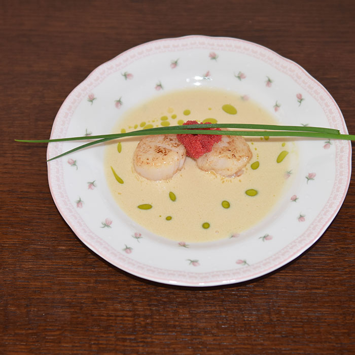 Kamskjell med hvitvinssaus og Løyrom (ørretrogn) Porsjoner Tid Vanskelighetsgrad 4 20 min. Enkel Ingredienser: 8 Kamskjell ½ boks Ørretrogn Gressløk Hvitvinssaus: 1 Sjalottløk 2 ½ dl Hvitvin 2 ½ dl Fiskekraft 1 dl Kremfløte 3 ss Smør 1 Laurbærblad Salt https://heidisboble.no/ @heidisboble