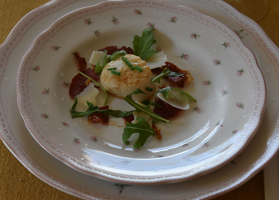 Kamskjell med parmesan og spekeskinke Porsjoner Tid Vanskelighetsgrad 4 20-30 min. Enkel Ingredienser: 8 Kamskjell 1 ss Smør 2 ts Limesaft (nypresset) 1 ½ ts Olivenolje (kaldpresset) 4 skiver Spekeskinke (tynne) Ca 12 blader Ruccola Parmesan Gressløk Salt og pepper https://heidisboble.no/ @heidisboble