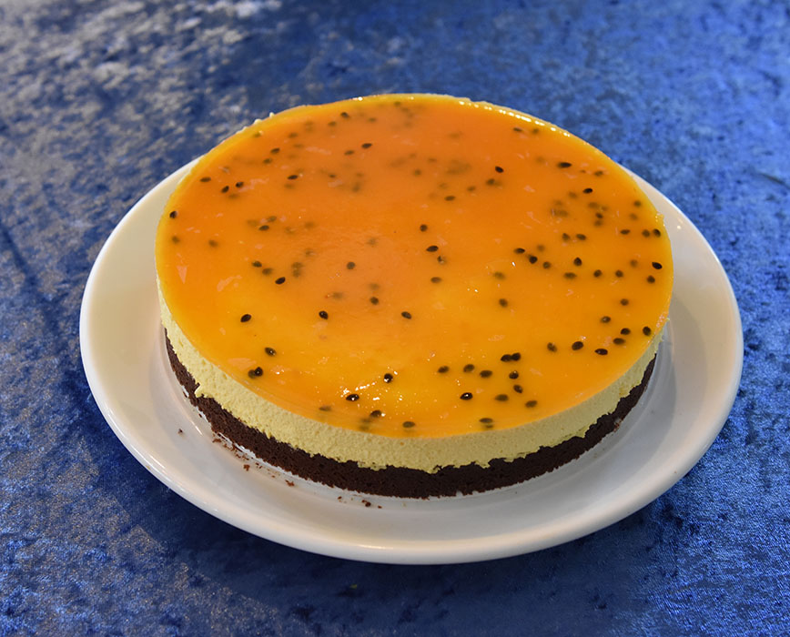 Passjonsfruktkake med sjokoladebunn Porsjoner Tid Vanskelighetsgrad 1 kake 3 timer Middels Ingredienser: Sjokoldebunnen 100 g Smør 2 ¼ dl Hvetemel 4 dl Sukker 4 ½ ss Kakaopulver 3 ts Vaniljesukker 3 Egg Pasjonsfruktmousse 175 g Pasjonsfruktsaft og pulp (1½ dl =12-15 frukter) ½ Appelsin (saften) 4 Egg (delte og romtempererte) 150 g Sukker 3 dl Kremfløte 3 blader Gelatin Pasjonsfruktgele 1 dl Pasjonsfruktsaft og pulp ½ Appelsin (saften) 1 dl Vann 4 ss Sukker 3 blader Gelatin https://heidisboble.no/ @heidisboble