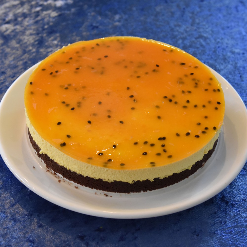 Passjonsfruktkake med sjokoladebunn Porsjoner Tid Vanskelighetsgrad 1 kake 3 timer Middels Ingredienser: Sjokoldebunnen 100 g Smør 2 ¼ dl Hvetemel 4 dl Sukker 4 ½ ss Kakaopulver 3 ts Vaniljesukker 3 Egg Pasjonsfruktmousse 175 g Pasjonsfruktsaft og pulp (1½ dl =12-15 frukter) ½ Appelsin (saften) 4 Egg (delte og romtempererte) 150 g Sukker 3 dl Kremfløte 3 blader Gelatin Pasjonsfruktgele 1 dl Pasjonsfruktsaft og pulp ½ Appelsin (saften) 1 dl Vann 4 ss Sukker 3 blader Gelatin https://heidisboble.no/ @heidisboble