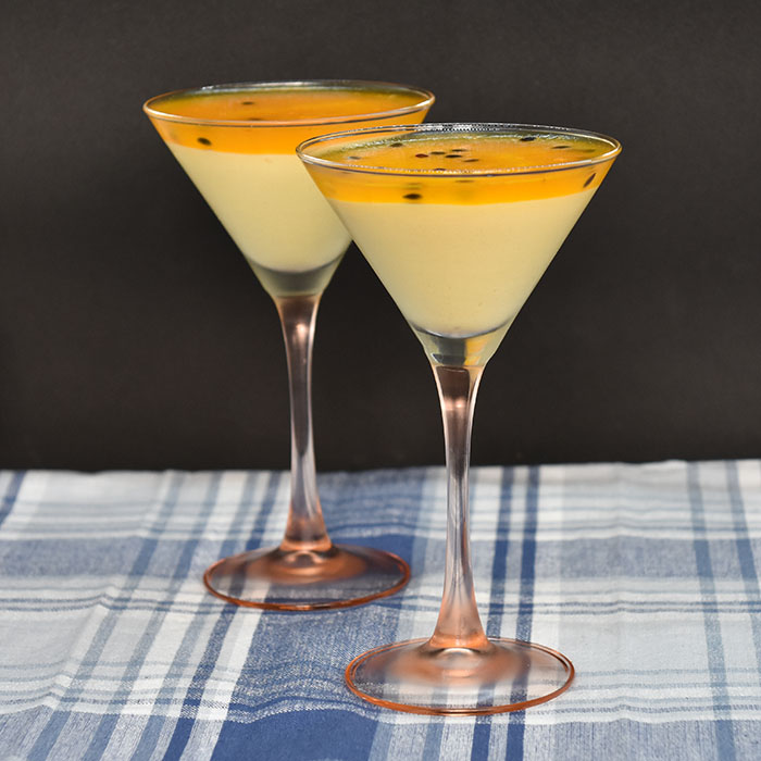 PASJONSFRUKTMOUSSE MED PASJONSFRUKTGELE Ingredienser: 175 g Pasjonsfruktsaft og pulp (1½ dl =12-15 frukter) ½ Appelsin (saften) 4 Egg (delte og romtempererte) 150 g Sukker 3 dl Kremfløte 3 blader Gelatin Pasjonsfruktgele: 1 dl Pasjonsfruktsaft og pulp ½ Appelsin (saften) 1 dl Vann 4 ss Sukker 3 blader Gelatin https://heidisboble.no/ @heidisboble