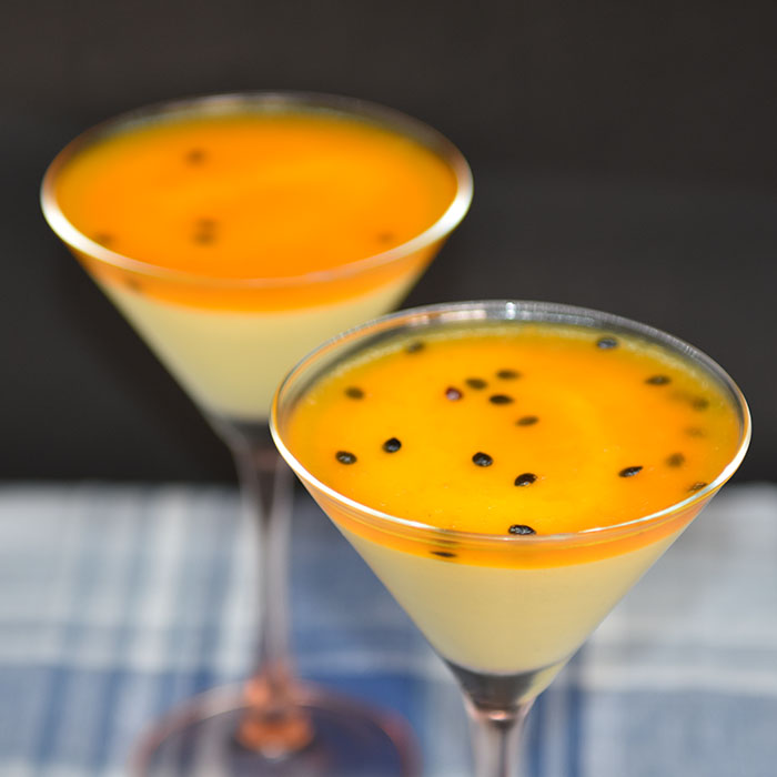 PASJONSFRUKTMOUSSE MED PASJONSFRUKTGELE Ingredienser: 175 g Pasjonsfruktsaft og pulp (1½ dl =12-15 frukter) ½ Appelsin (saften) 4 Egg (delte og romtempererte) 150 g Sukker 3 dl Kremfløte 3 blader Gelatin Pasjonsfruktgele: 1 dl Pasjonsfruktsaft og pulp ½ Appelsin (saften) 1 dl Vann 4 ss Sukker 3 blader Gelatin https://heidisboble.no/ @heidisboble