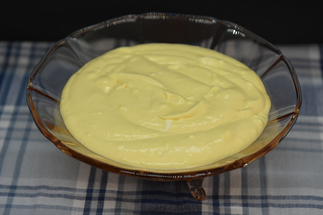 PASJONSFRUKTFROMASJ Ingredienser: 175 g Pasjonsfruktsaft og pulp (1½ dl =12-15 frukter) ½ Appelsin (saften) 4 Eggeplommer (romtempererte) 150 g Sukker 3 dl Kremfløte 3 blader Gelatin Pasjonsfruktgele: 1 dl Pasjonsfruktsaft og pulp ½ Appelsin (saften) 1 dl Vann 4 ss Sukker 3 blader Gelatin https://heidisboble.no/ @heidisboble